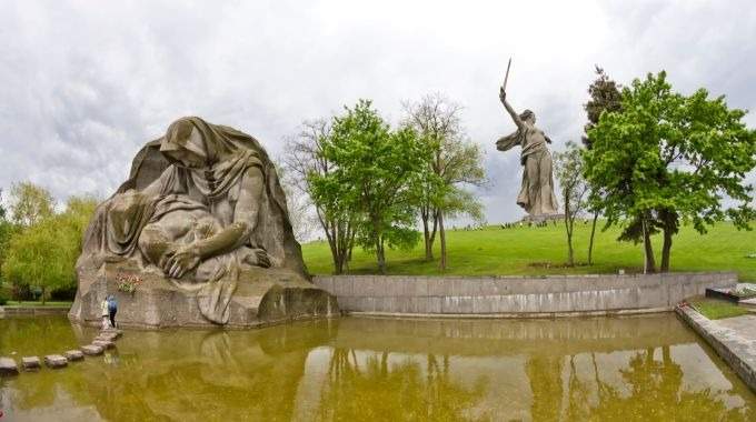 Hero Cities of Russia: Volgograd, Moscow and St. Petersburg - Timeless Monuments to Heroic Russian People (CB-27)